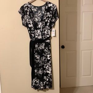 Alfani Woman 2X Black and White pullover dress.   Elastic waist with tie.